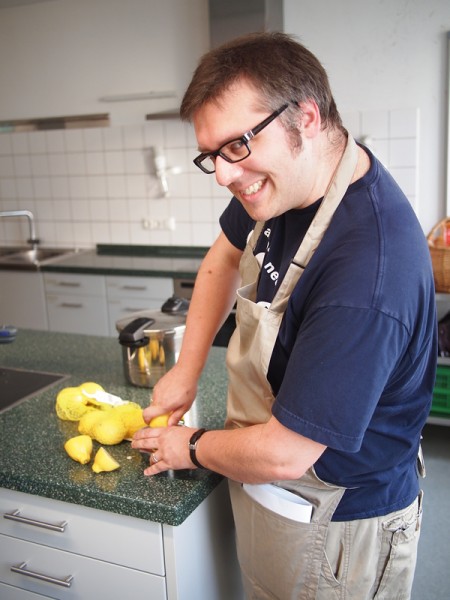 Squeeze my lemon, till the juice collects in the little cup underneath the lemonsqueezerthing.